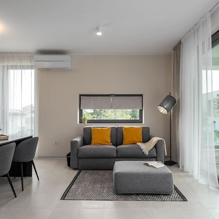 The Q Bliss - Your New 4-Star Hideaway With A Garage 로비니 외부 사진