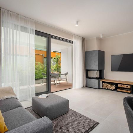 The Q Bliss - Your New 4-Star Hideaway With A Garage 로비니 외부 사진