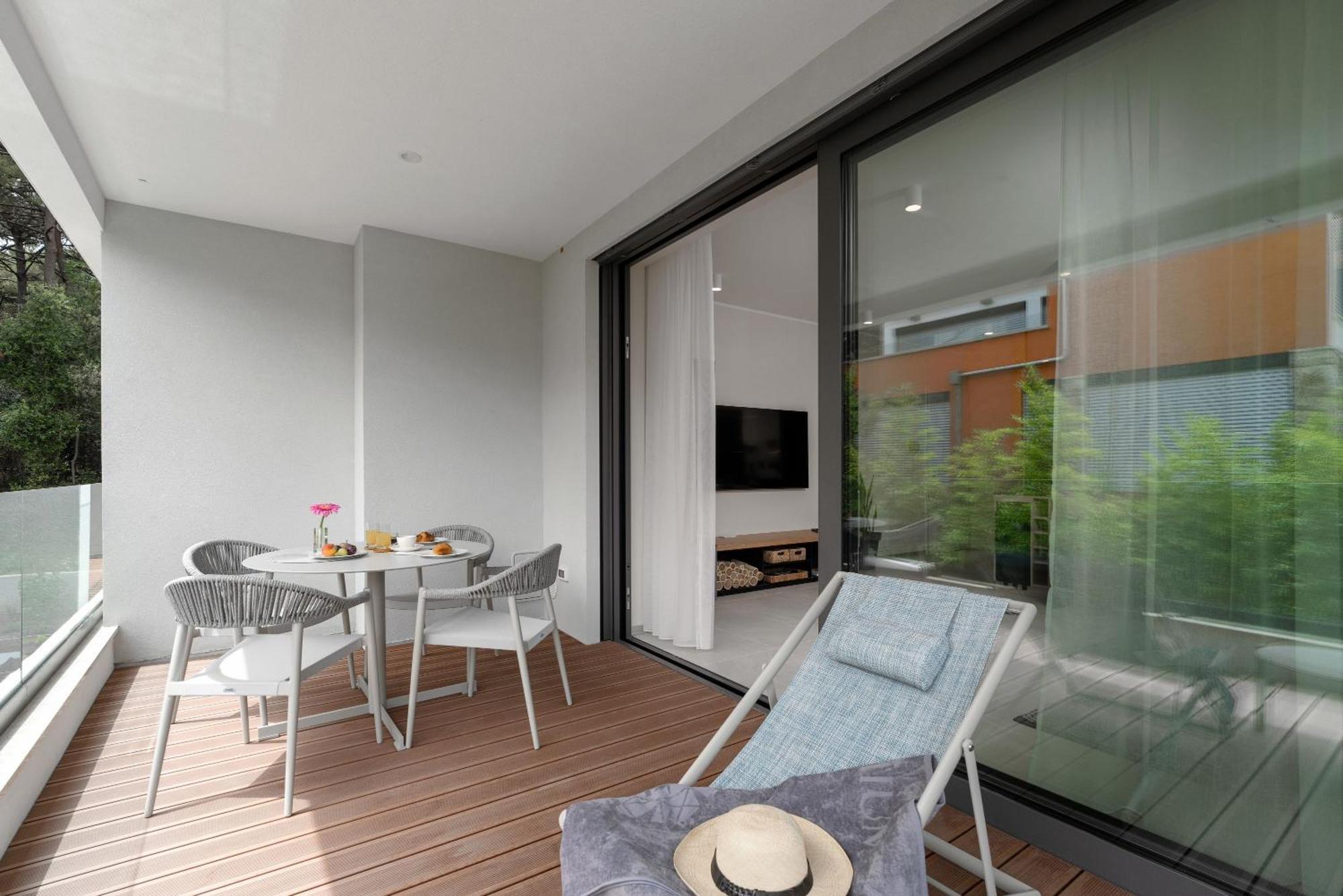 The Q Bliss - Your New 4-Star Hideaway With A Garage 로비니 외부 사진