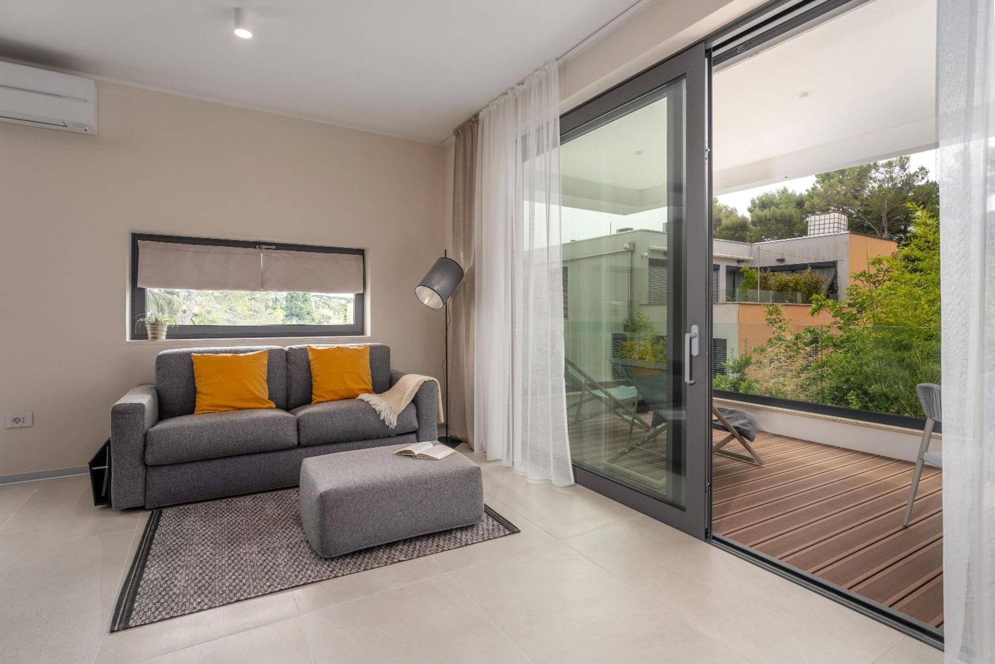 The Q Bliss - Your New 4-Star Hideaway With A Garage 로비니 외부 사진