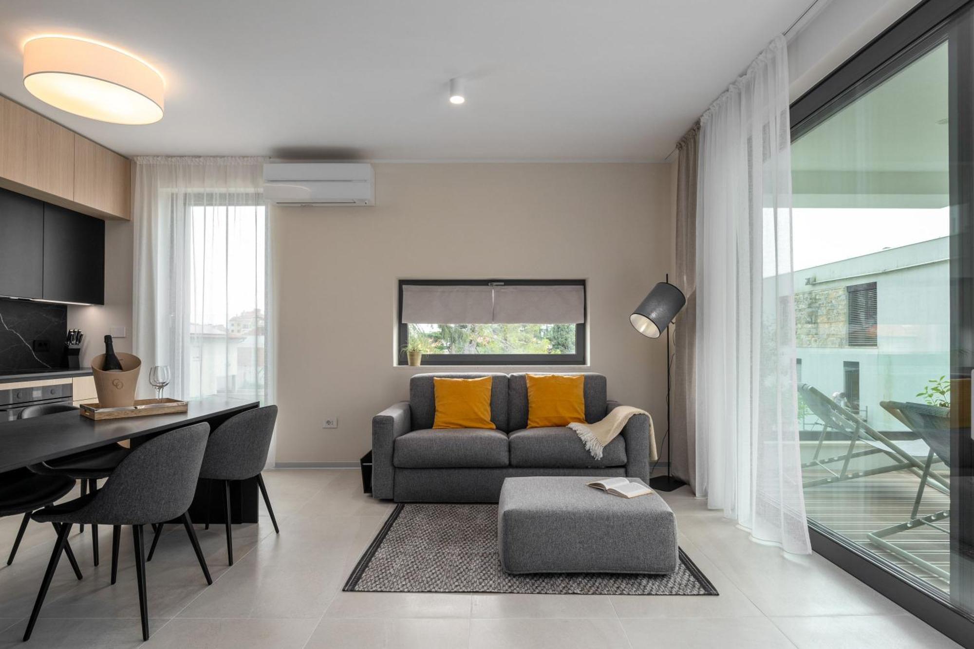 The Q Bliss - Your New 4-Star Hideaway With A Garage 로비니 외부 사진