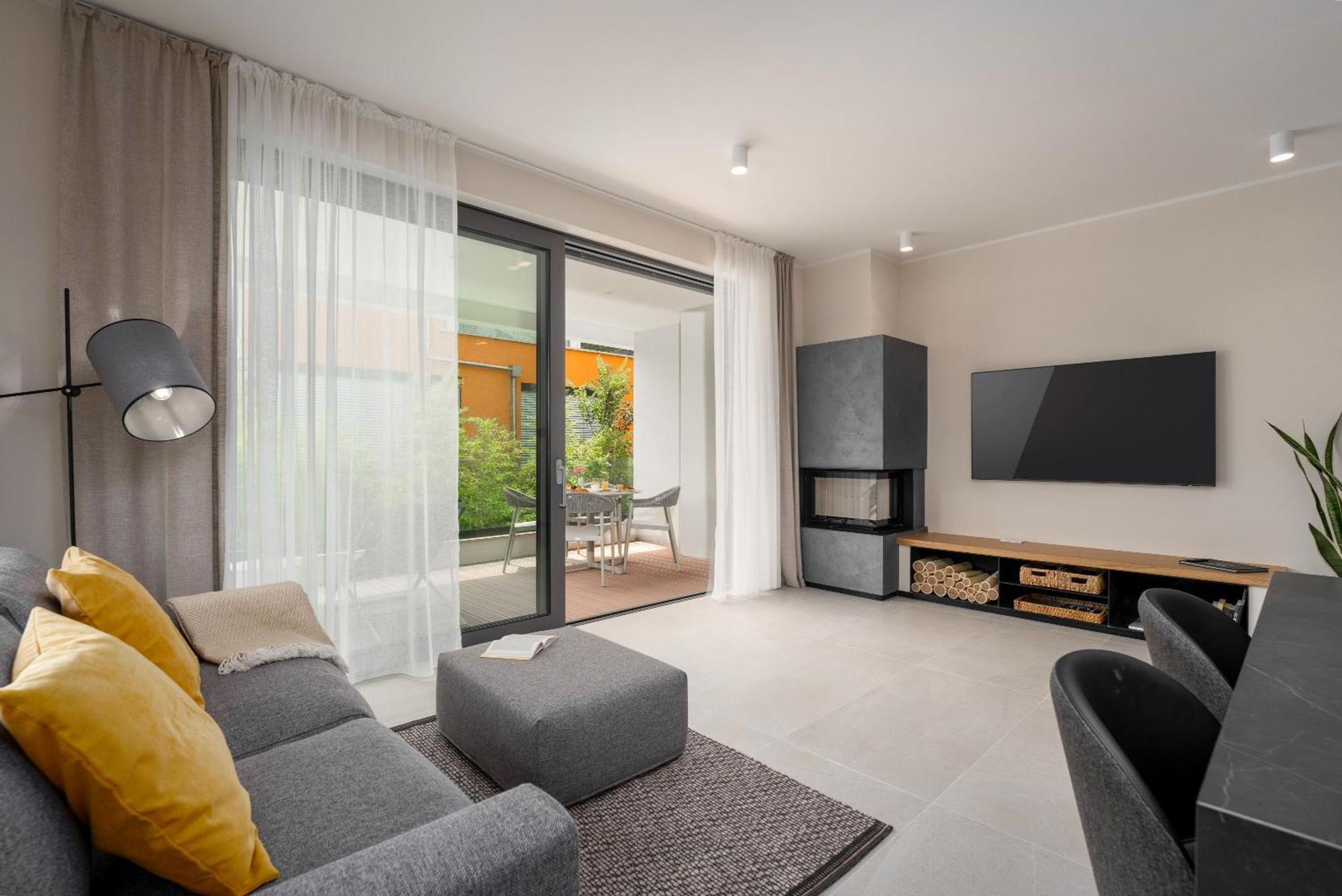 The Q Bliss - Your New 4-Star Hideaway With A Garage 로비니 외부 사진