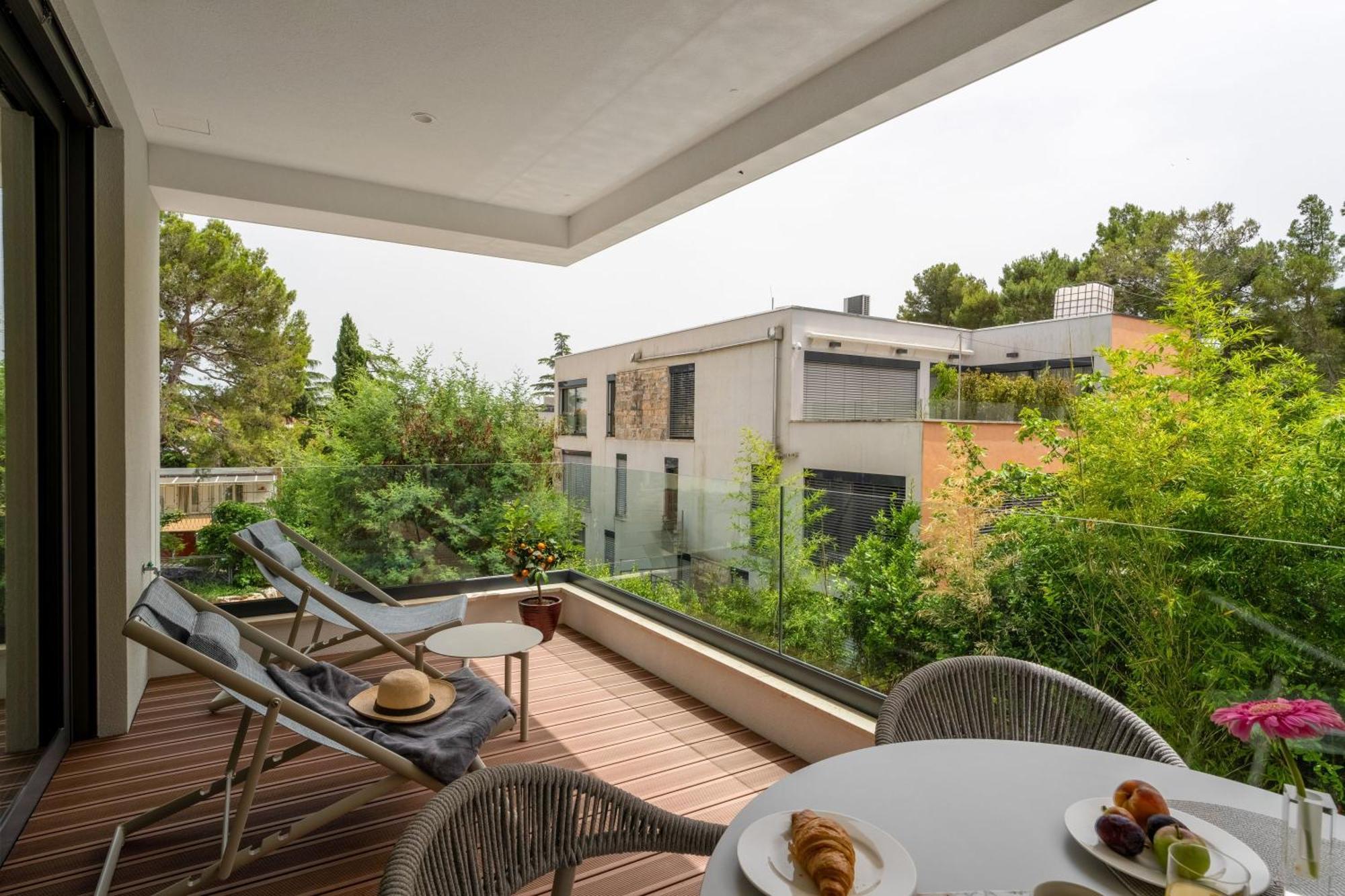 The Q Bliss - Your New 4-Star Hideaway With A Garage 로비니 외부 사진