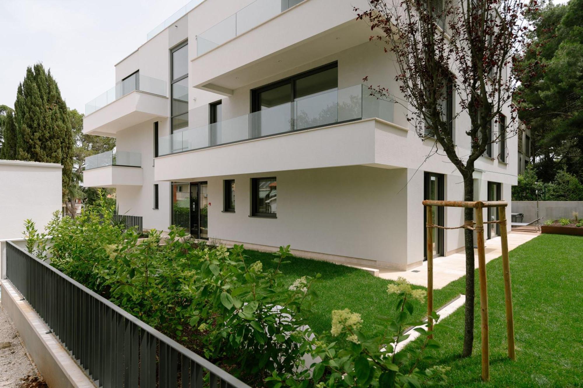 The Q Bliss - Your New 4-Star Hideaway With A Garage 로비니 외부 사진
