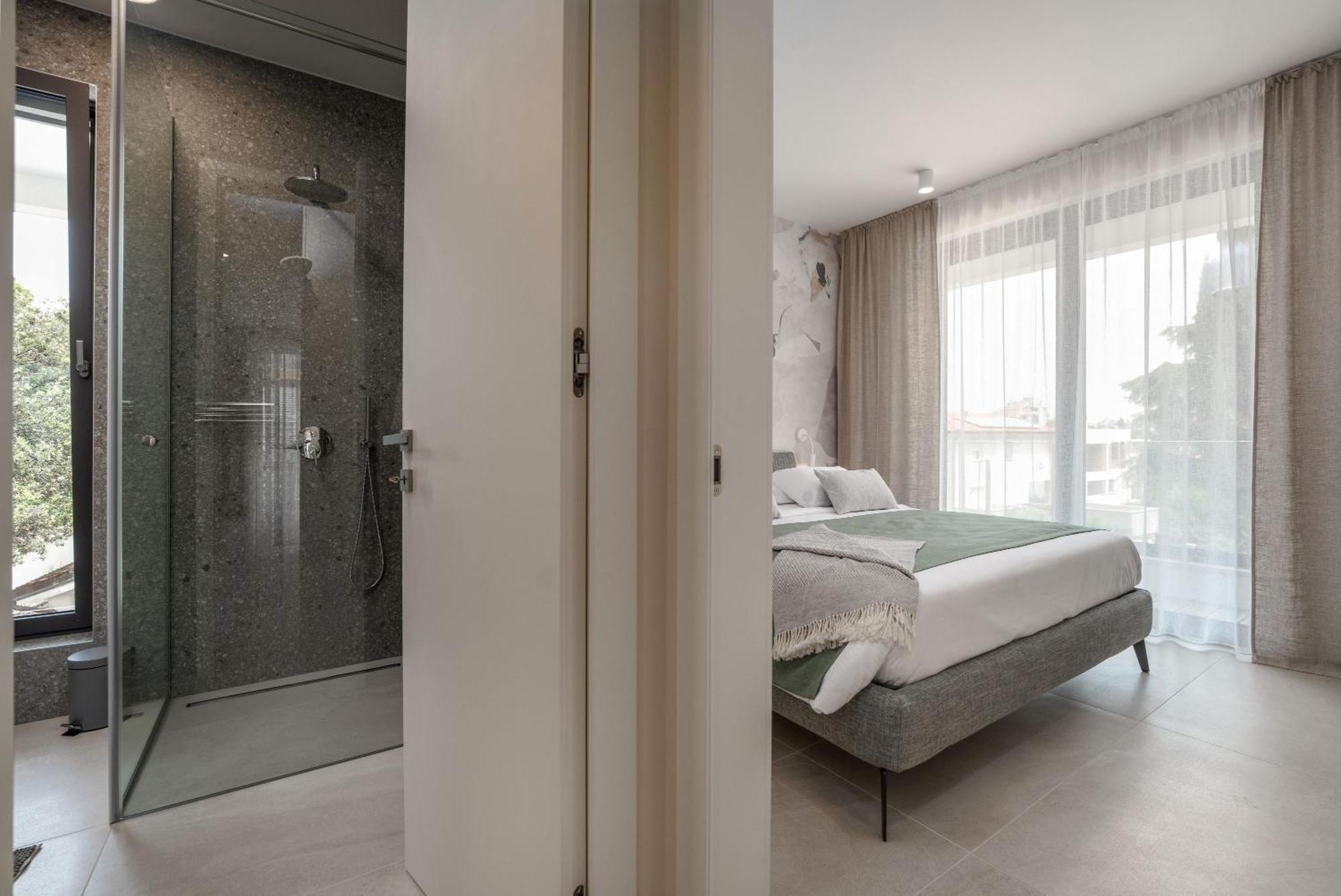 The Q Bliss - Your New 4-Star Hideaway With A Garage 로비니 외부 사진