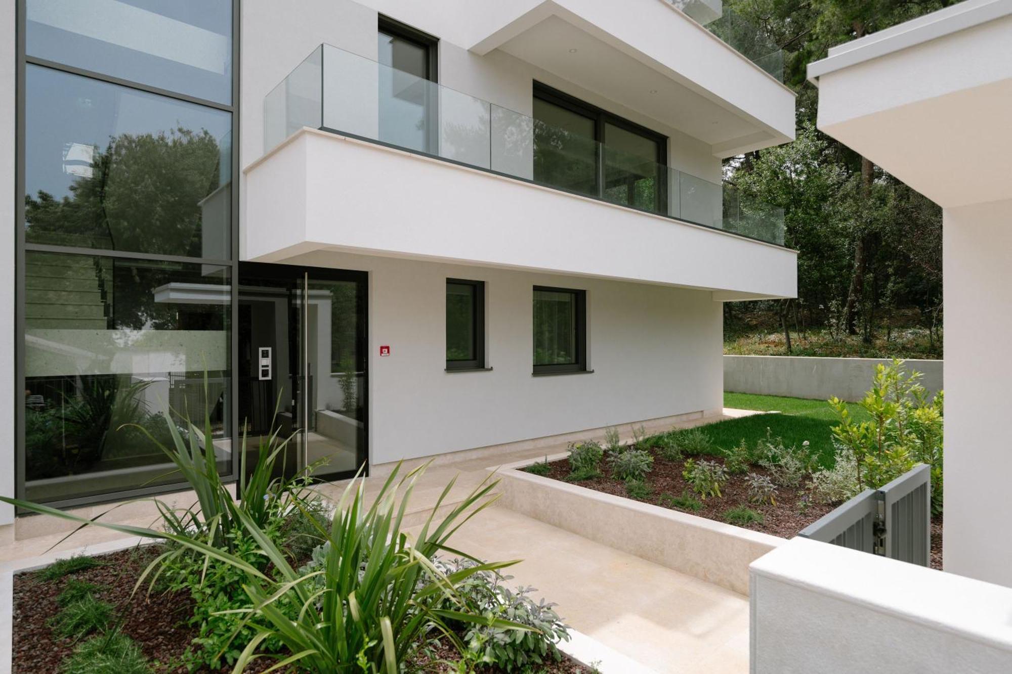 The Q Bliss - Your New 4-Star Hideaway With A Garage 로비니 외부 사진