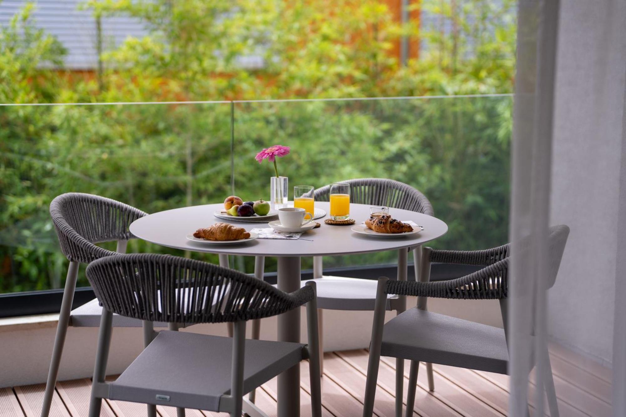 The Q Bliss - Your New 4-Star Hideaway With A Garage 로비니 외부 사진