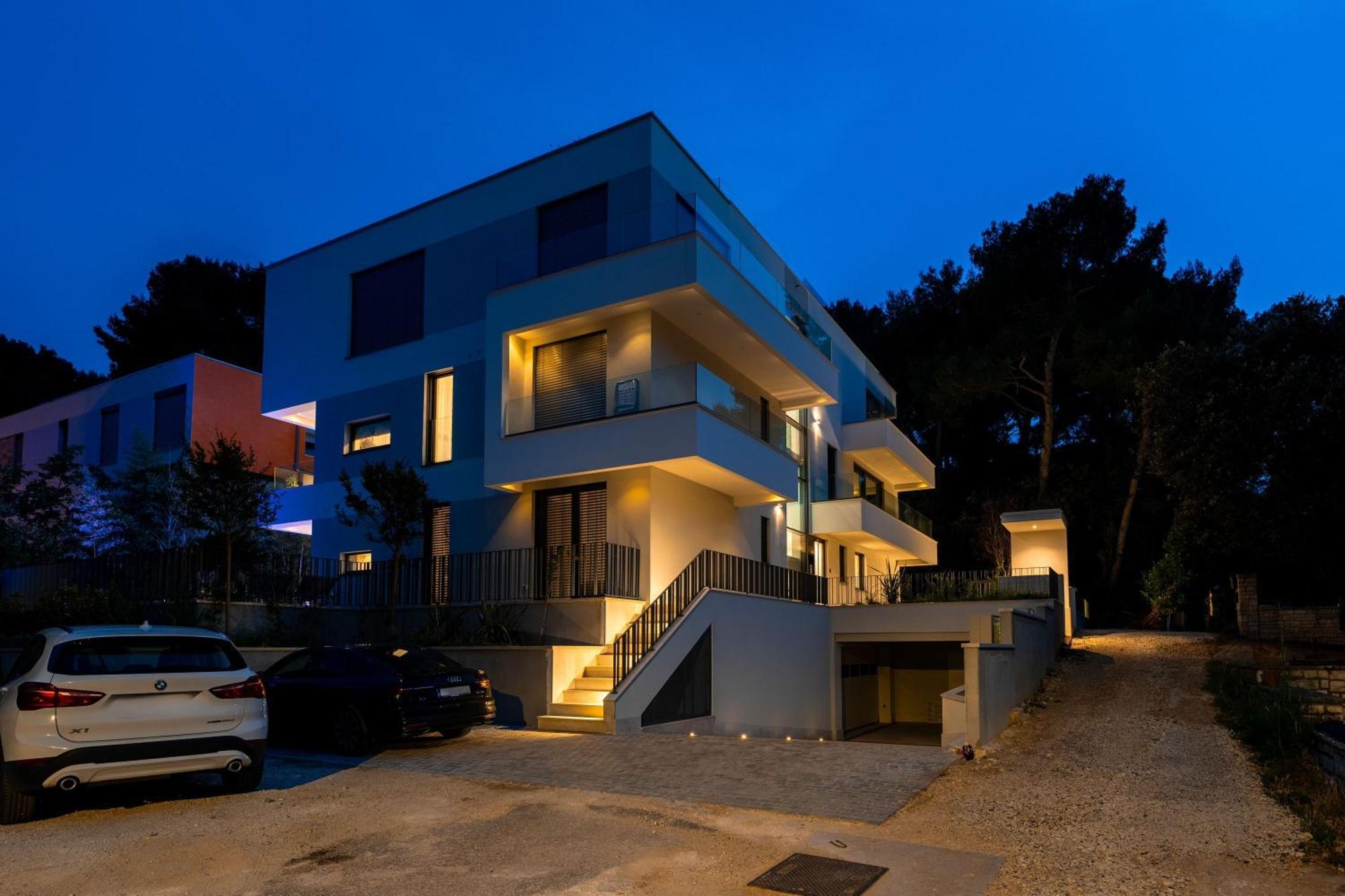 The Q Bliss - Your New 4-Star Hideaway With A Garage 로비니 외부 사진