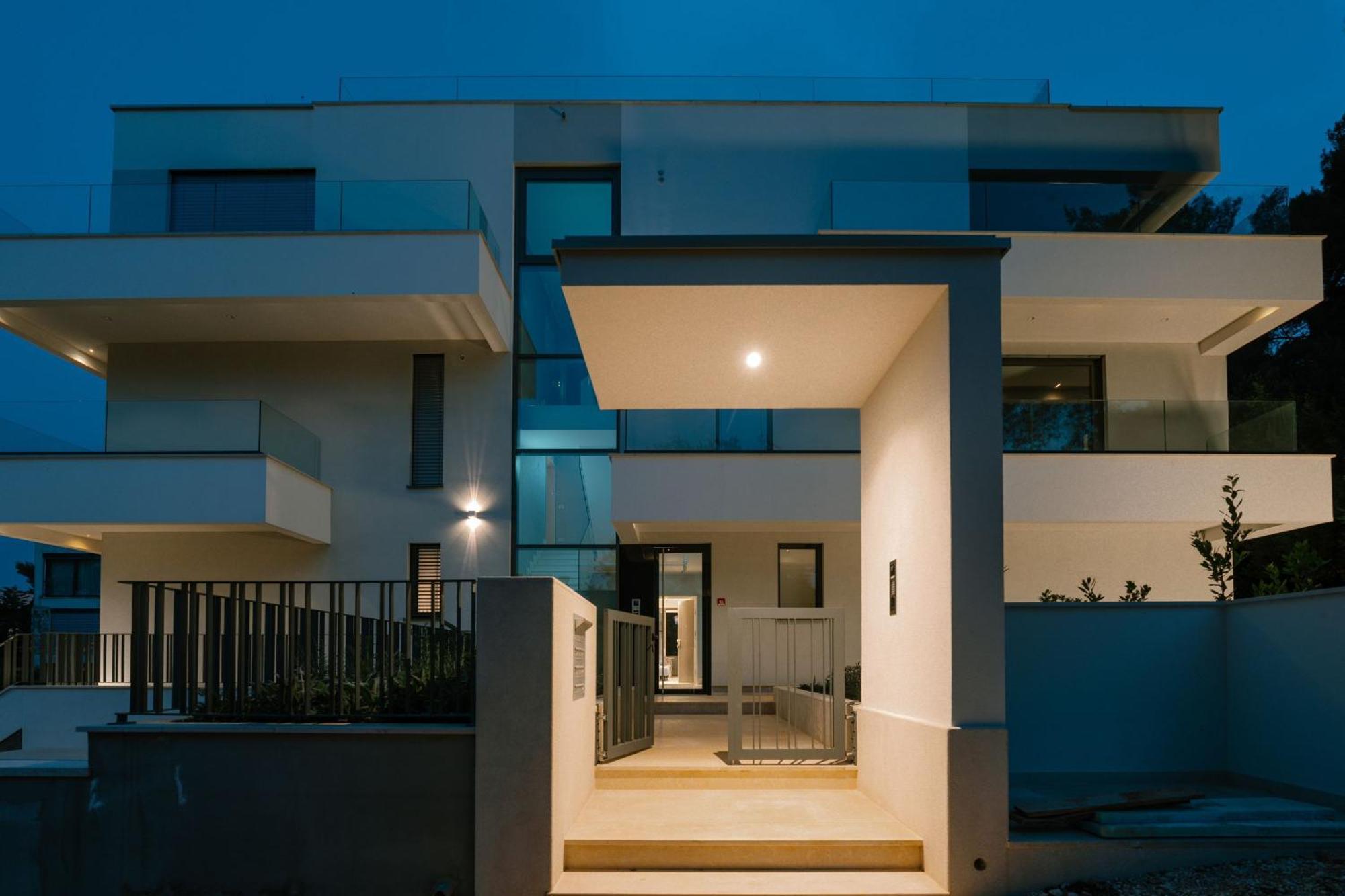 The Q Bliss - Your New 4-Star Hideaway With A Garage 로비니 외부 사진