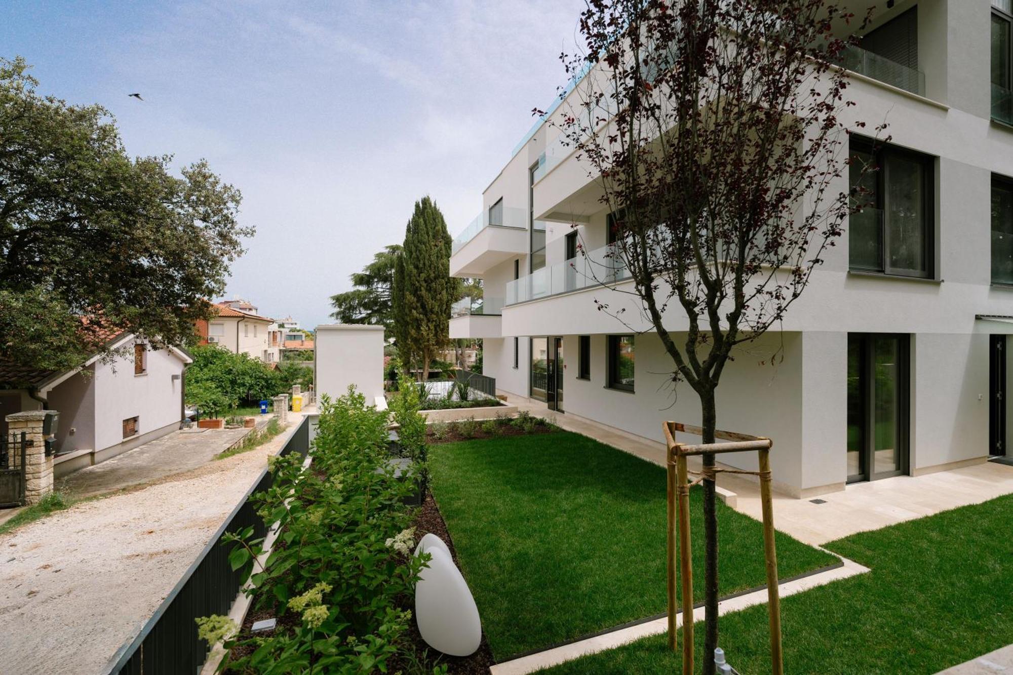 The Q Bliss - Your New 4-Star Hideaway With A Garage 로비니 외부 사진