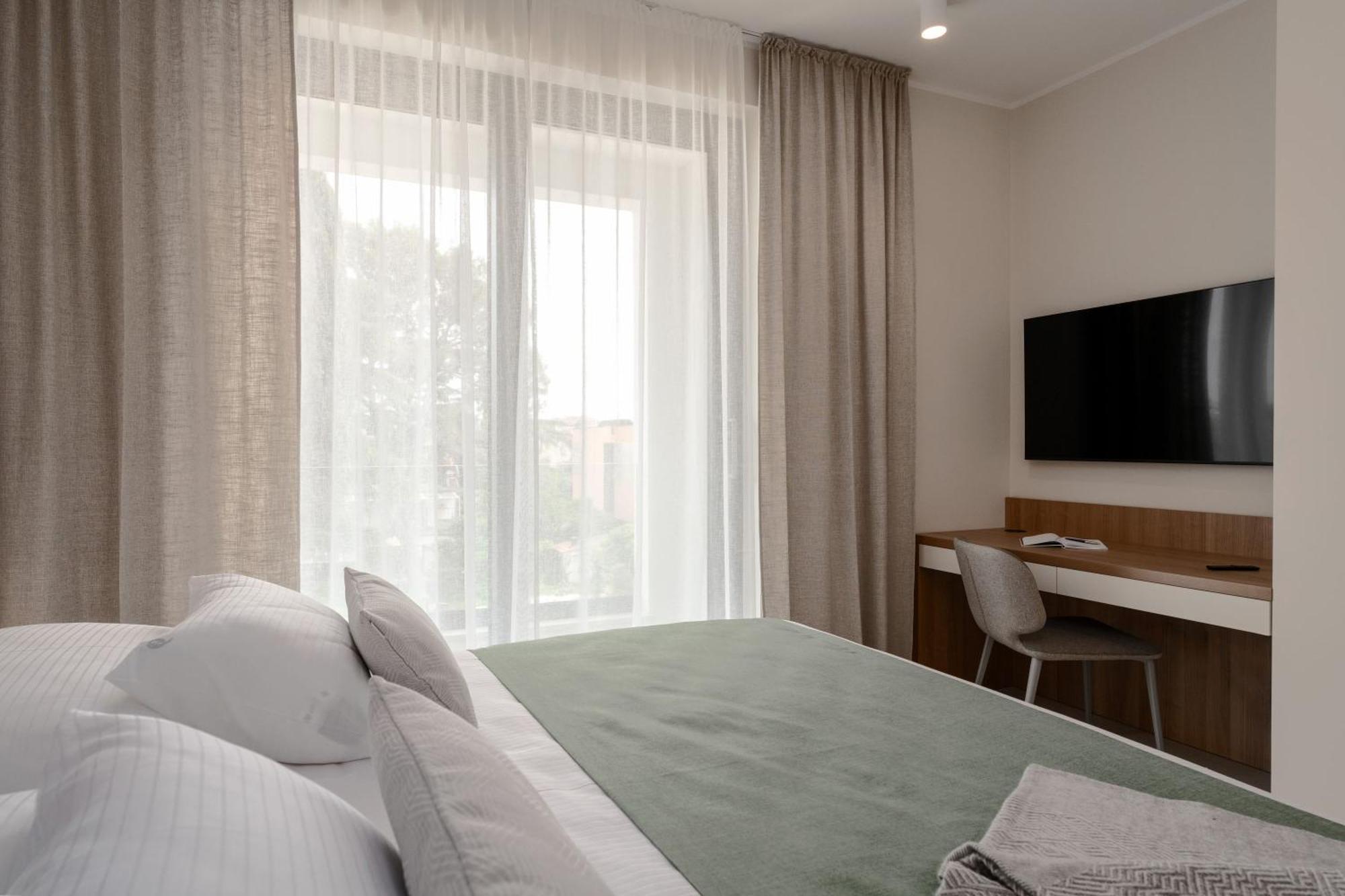 The Q Bliss - Your New 4-Star Hideaway With A Garage 로비니 외부 사진