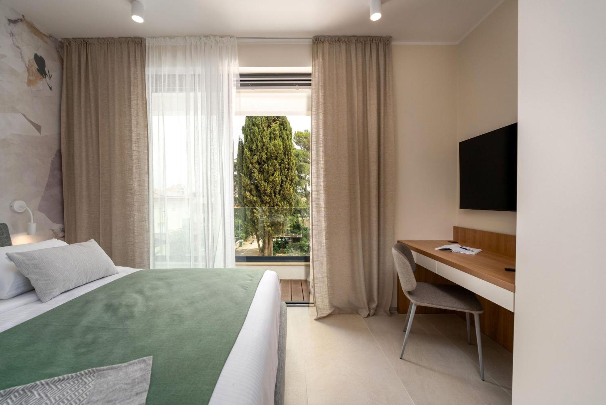 The Q Bliss - Your New 4-Star Hideaway With A Garage 로비니 외부 사진
